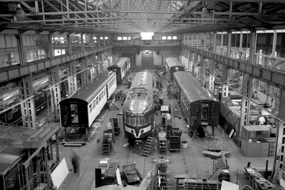 156541 Interieur van de hoofdwerkplaats van de N.S. te Haarlem met links een bak van een electrisch treinstel mat. ...